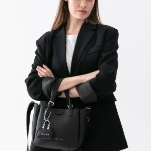 Черна дамска чанта елегантен модел с къси дръжки и висулка аксесоар