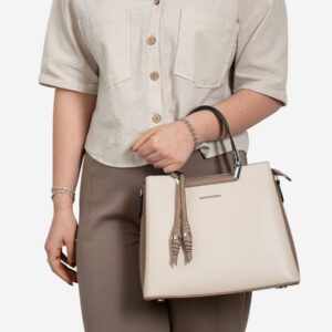 Дамска чанта Silver&Polo в цвят Latte от еко кожа с три отделения, елегантен дизайн и регулируема дълга дръжка.