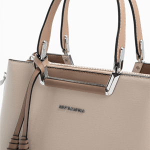 Дамска чанта Silver&Polo в цвят Latte от еко кожа с три отделения, елегантен дизайн и регулируема дълга дръжка.