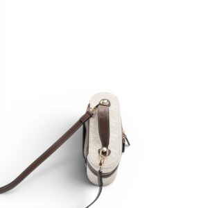 Бяло-кафява дамска чанта Silver&Polo от еко кожа с елегантен дизайн и регулируема презрамка.