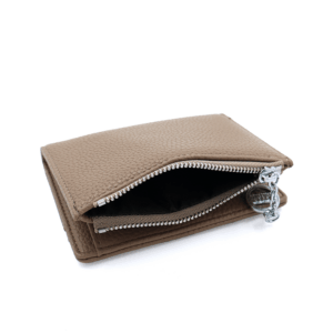 Малко дамско портмоне Coveri Collection Таупе 3 Малко дамско портмоне Coveri Collection от еко кожа в цвят таупе с отделения за карти, банкноти и монети