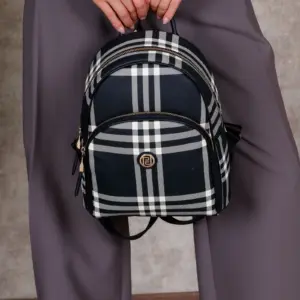Дамска раница SILVER&POLO черно каре от еко кожа