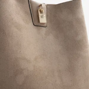 Дамска чанта Silver&Polo SP1295 в цвят визон от еко велур с регулируема презрамка