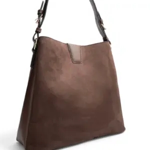 SP1295 Kadın Omuz Çantası Süet Kahve - Kahve SP1295-M12 2 Тъмнокафява дамска чанта Silver&Polo SP1295 от еко велур с регулируема презрамка