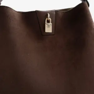 SP1295 Kadın Omuz Çantası Süet Kahve - Kahve SP1295-M12 3 Тъмнокафява дамска чанта Silver&Polo SP1295 от еко велур с регулируема презрамка