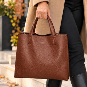 Кафява дамска чанта Diana&Co Firenze от еко кожа с елегантни дръжки и златисти детайли